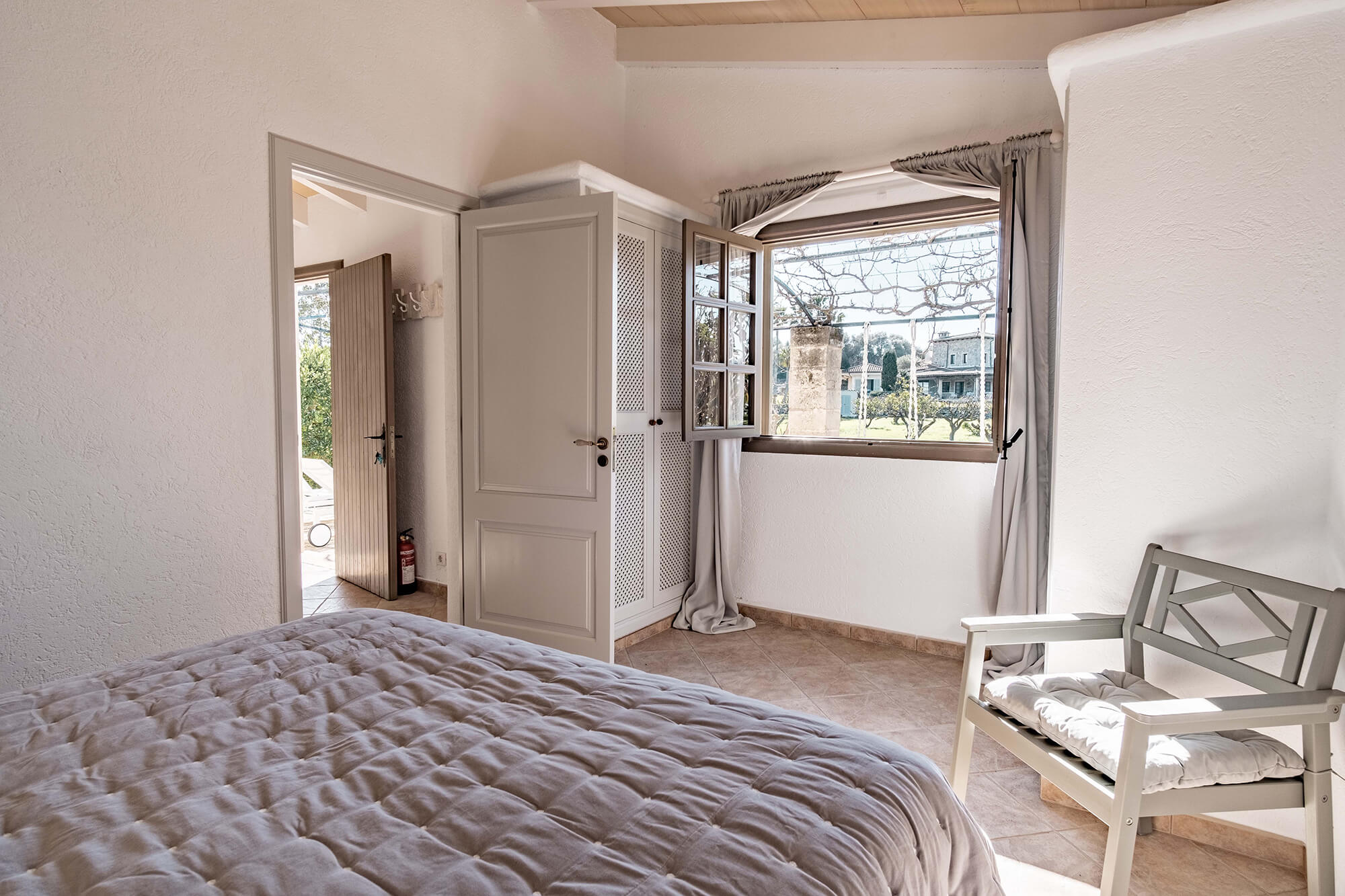 The cosy bedroom in the guest house with a view of the garden